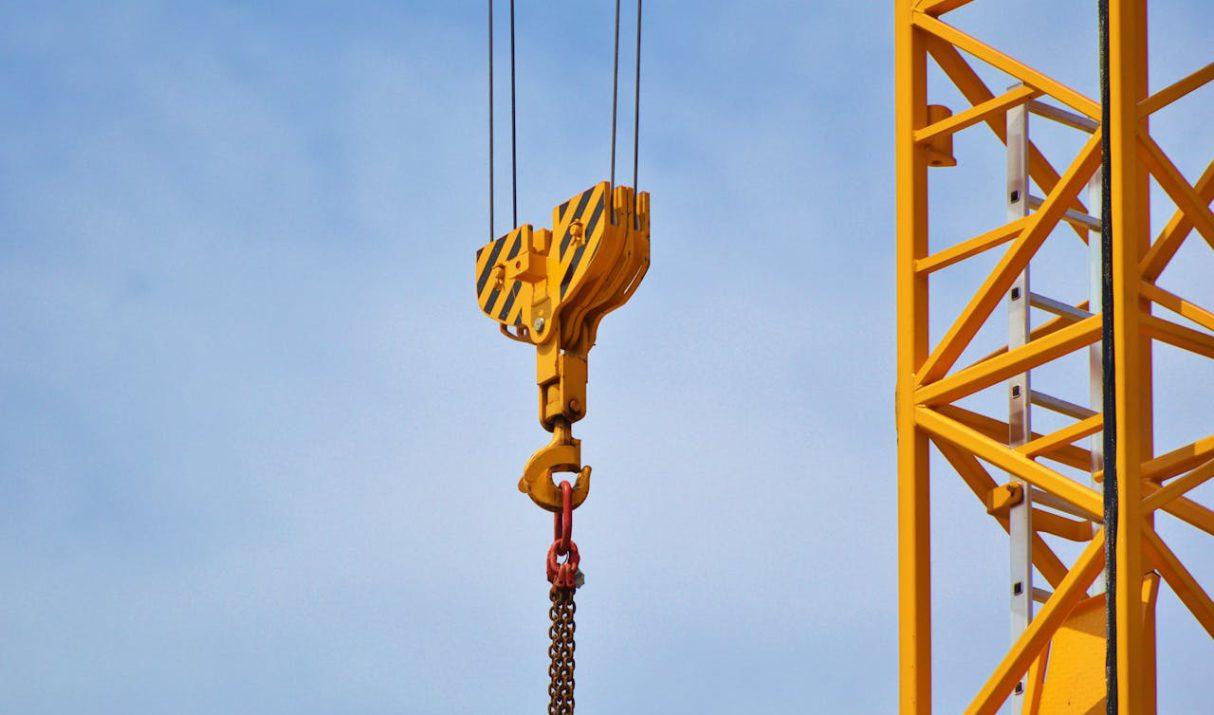 De invloed van weer en wind op het werken met een bouwkraan