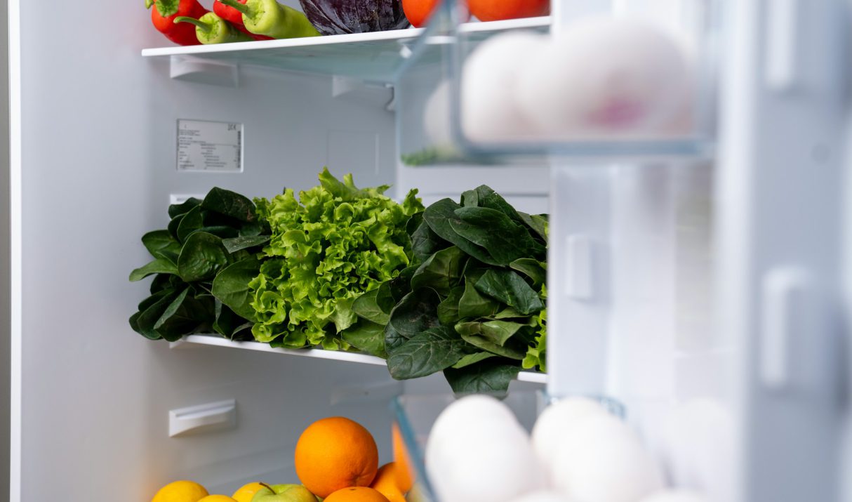 Een koelkast met glazen wand zorgt voor direct overzicht van de inhoud.